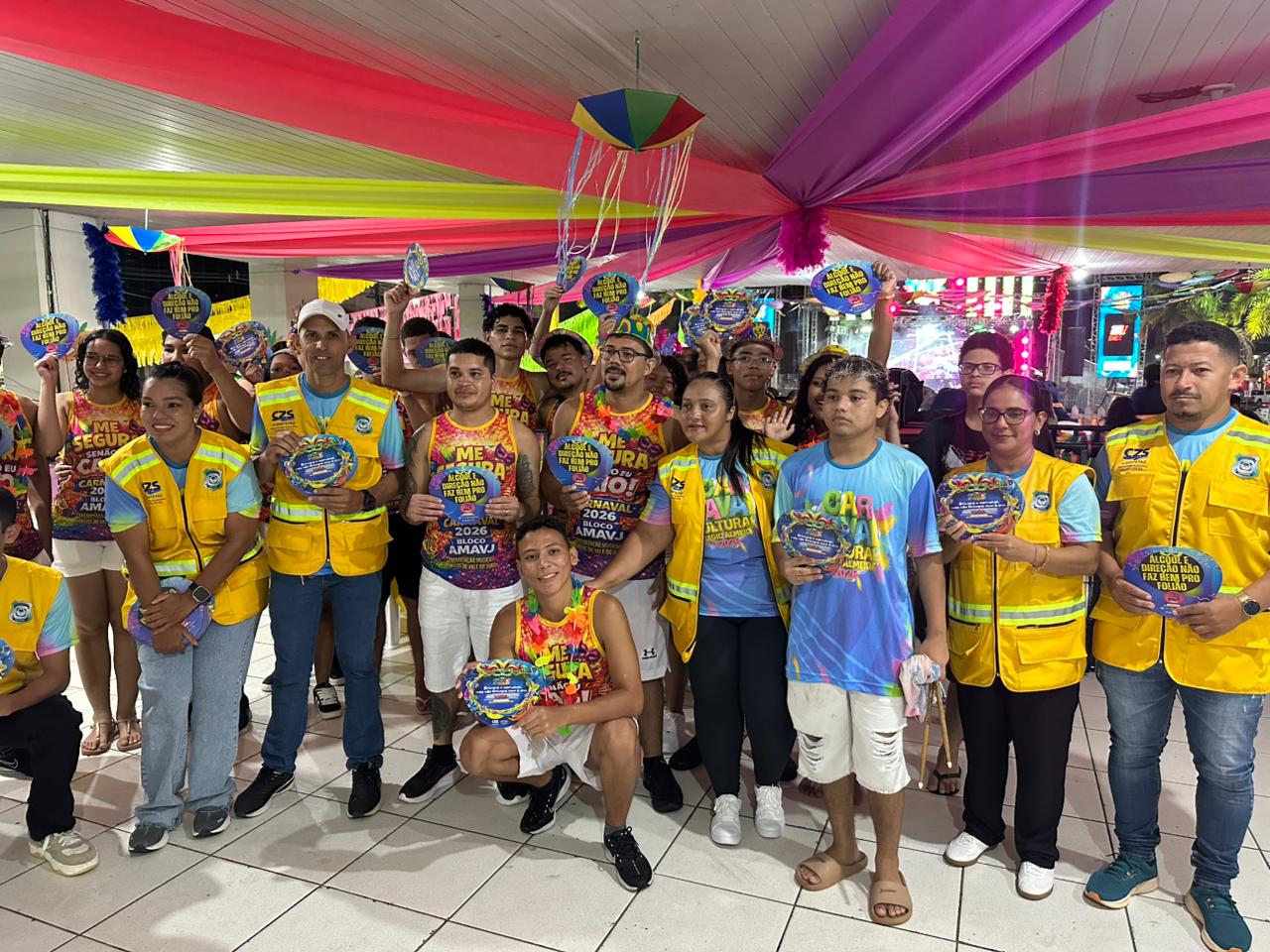 Última noite teve integração entre blocos, público participativo e baterias unidas, mesmo com chuva no encerramento da festa.