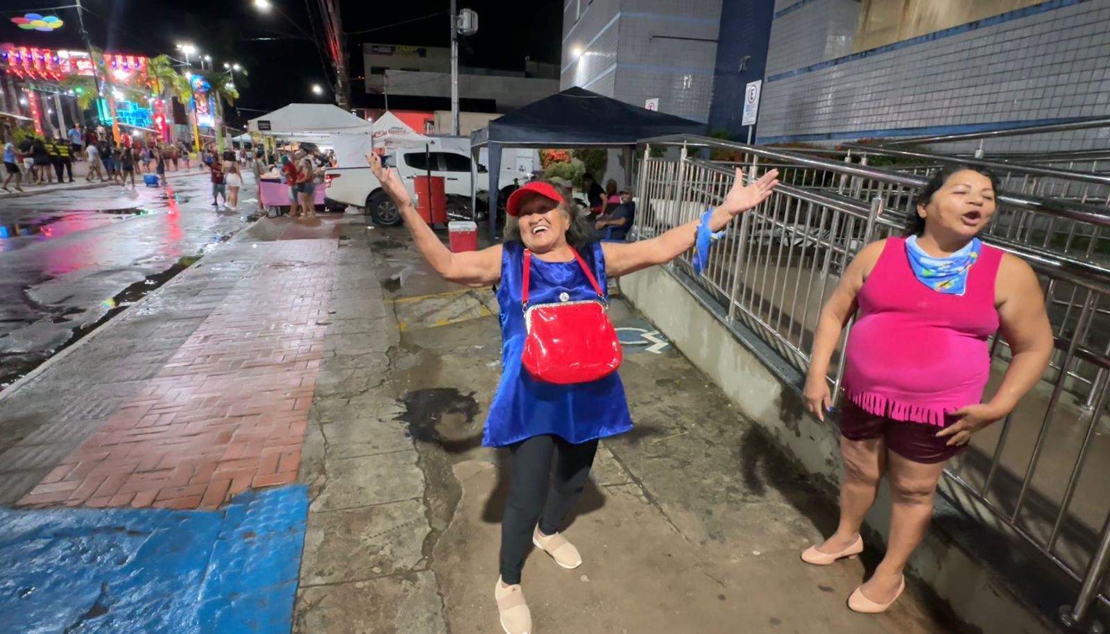 Frequentadora assídua, Dona Ju enfrentou a chuva e participou do encerramento do Carnaval Cultural com entusiasmo e espírito jovem.