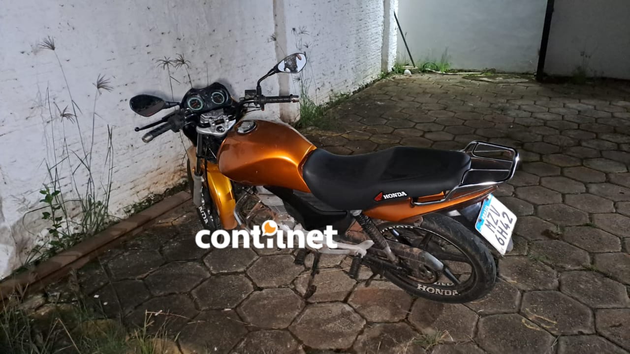 Homem foi preso após ser flagrado com moto roubada durante patrulhamento da PM. Veículo havia sido levado minutos antes em outro bairro da capital.