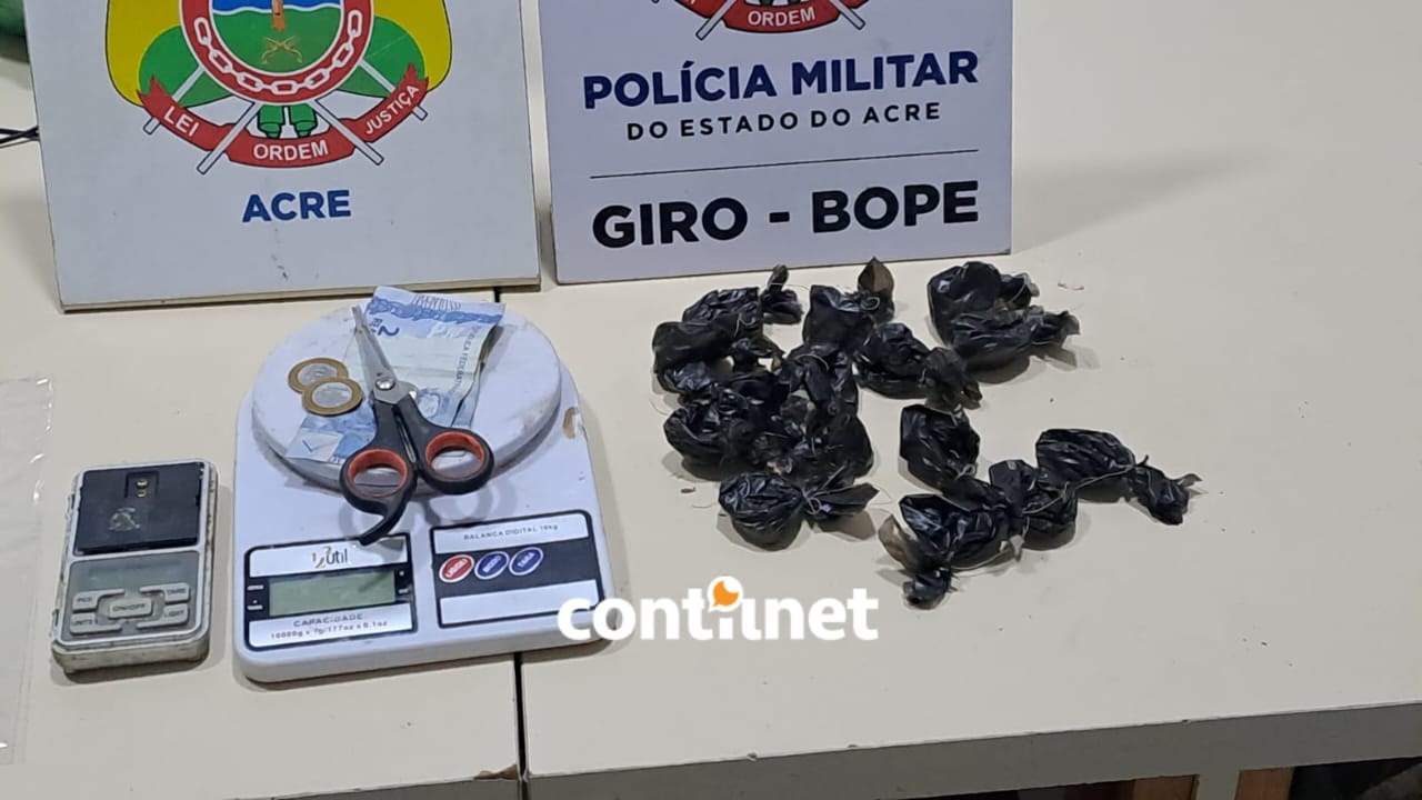Jovem foi preso pelo BOPE com 16 papelotes de droga, balanças e dinheiro no bairro Baixa da Colina. Ele foi levado à Defla e ficou à disposição da Justiça.