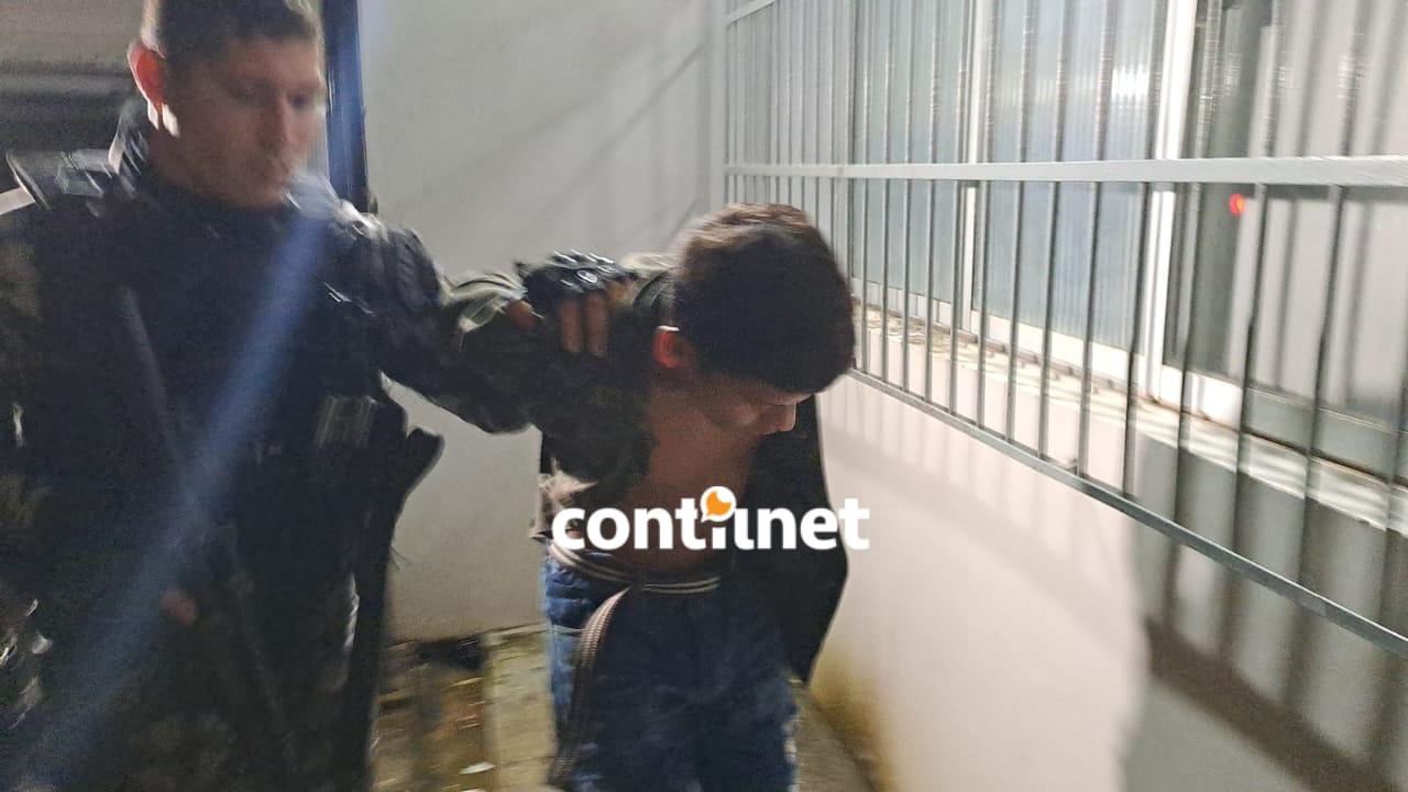 Jovem foi preso pelo BOPE com 16 papelotes de droga, balanças e dinheiro no bairro Baixa da Colina. Ele foi levado à Defla e ficou à disposição da Justiça.