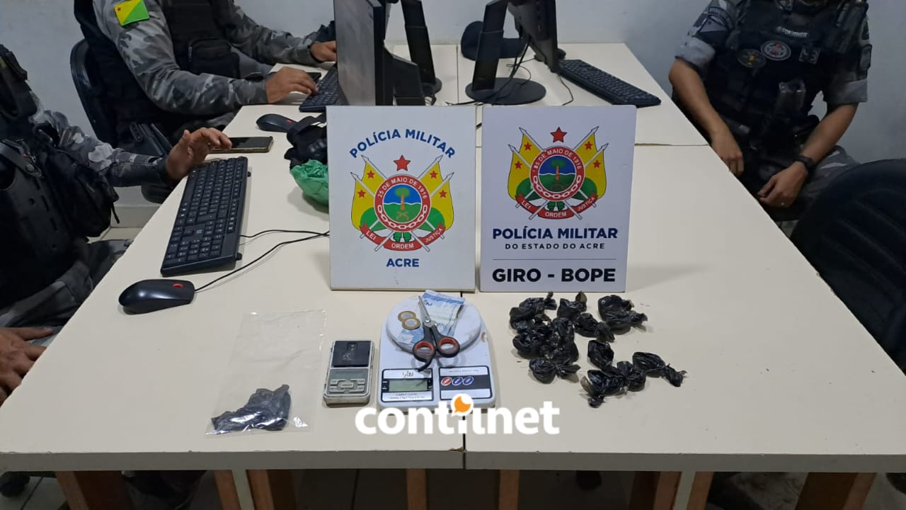 Jovem foi preso pelo BOPE com 16 papelotes de droga, balanças e dinheiro no bairro Baixa da Colina. Ele foi levado à Defla e ficou à disposição da Justiça.