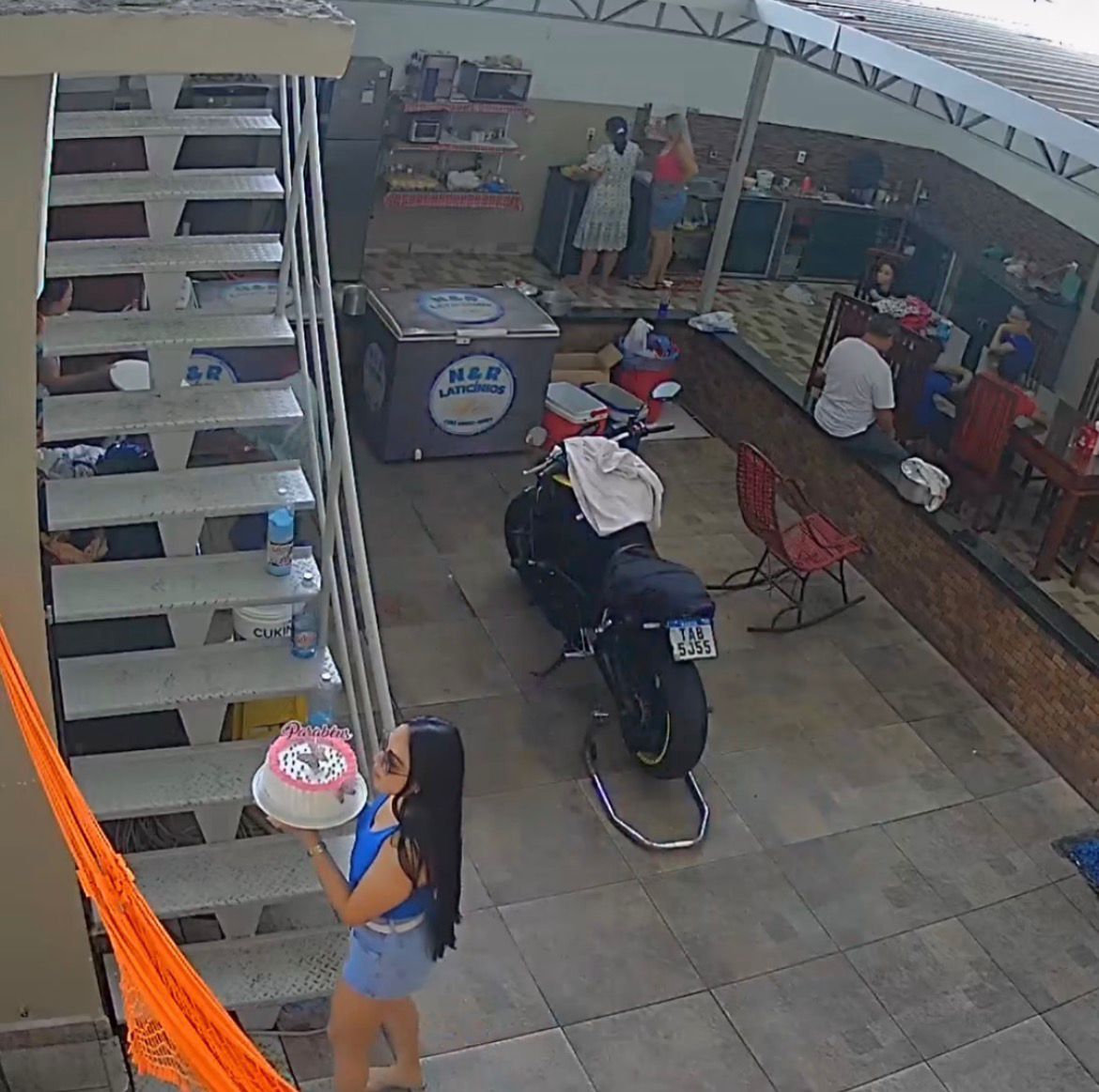 Mulher deixou bolo cair ao subir escada; convidados reagiram, tentaram salvar doce e família comprou outro para seguir a comemoração.