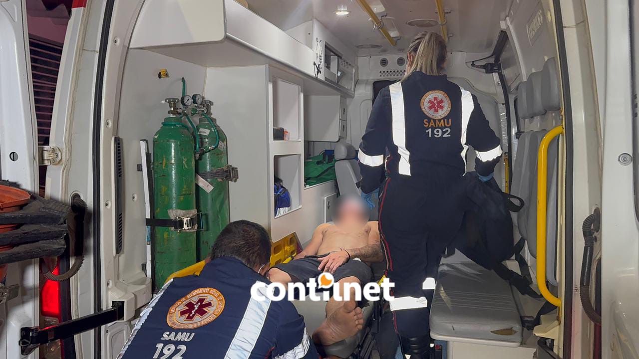 Garçom de 24 anos foi perseguido por motociclista, agredido com golpes de ripa e precisou de atendimento do Samu após fingir desmaio para escapar do agressor.