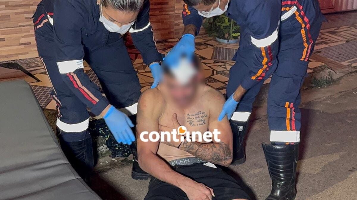 Garçom de 24 anos foi perseguido por motociclista, agredido com golpes de ripa e precisou de atendimento do Samu após fingir desmaio para escapar do agressor.