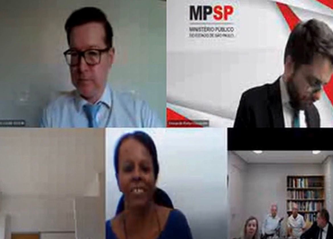 Uma audiência virtual realizada na 1ª Vara de Mairiporã, em São Paulo, gerou controvérsia após o juiz Cristiano Cesar Ceolin repreender uma testemunha ao interpretar sua expressão facial como risada. A testemunha, Fátima Francisca do Rosário, de 61 anos, participava do depoimento quando foi interrompida pelo magistrado. Em tom de questionamento, ele perguntou repetidas vezes por que ela estaria rindo e se havia algo engraçado na situação. Segundo a defesa, Fátima possui biprotrusão maxilar, uma condição que impede o fechamento completo da boca e pode dar a impressão de sorriso mesmo quando a pessoa está em repouso. Um laudo foi apresentado para explicar a característica física. Empregada doméstica, Fátima compareceu ao fórum para utilizar a estrutura de internet da própria Justiça a fim de prestar depoimento. O processo em questão trata da interdição de bens de uma idosa diagnosticada com Alzheimer. Após o episódio, o juiz determinou a abertura de inquérito por falso testemunho contra a depoente. O pedido, no entanto, foi posteriormente arquivado pelo Ministério Público em janeiro deste ano. A defesa da testemunha também apresentou pedido de suspeição do magistrado, alegando conduta hostil, postura elitista e comprometimento da imparcialidade na condução da audiência. Até o momento, o Tribunal de Justiça de São Paulo não se manifestou oficialmente sobre o caso.