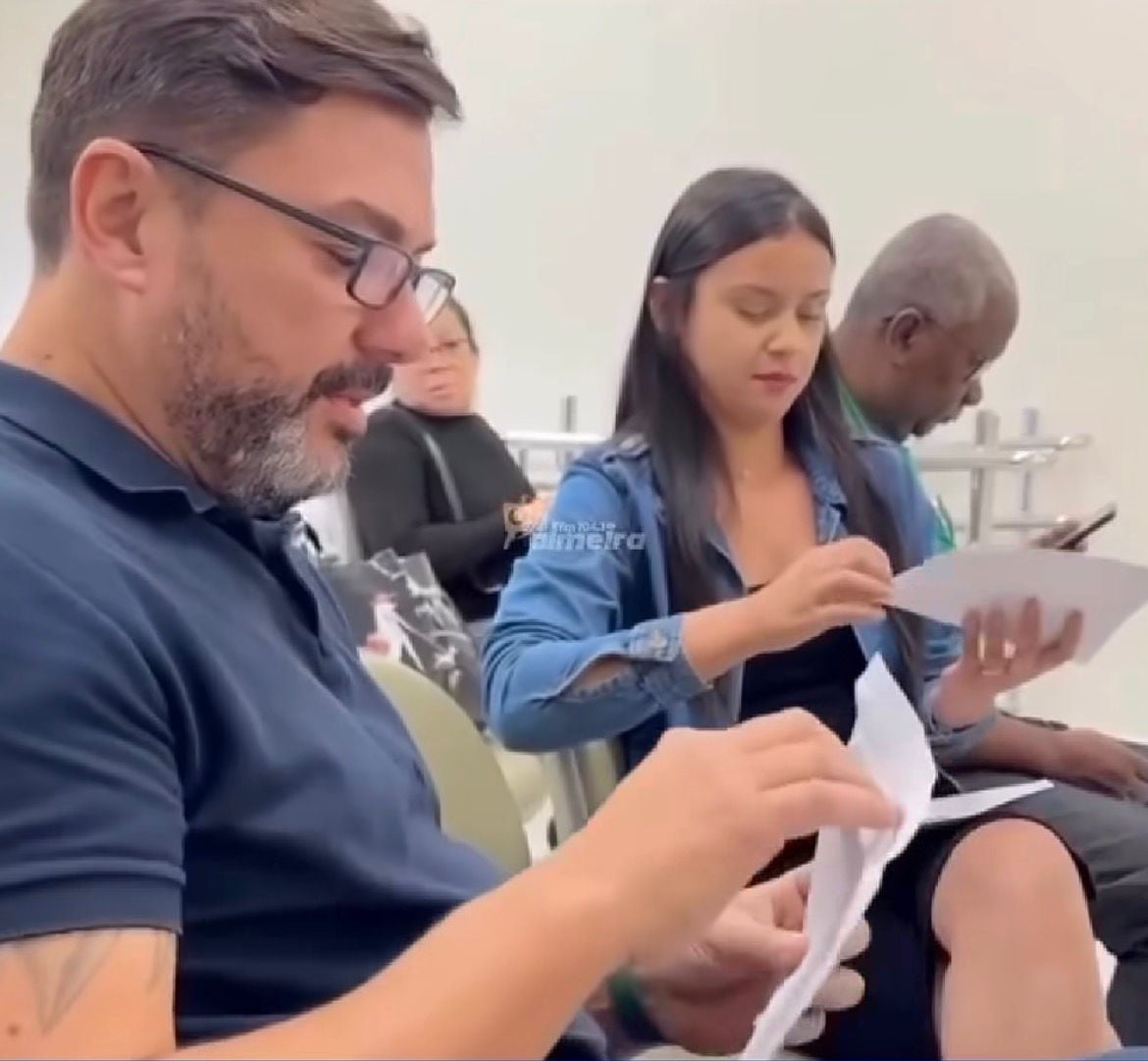 O engenheiro civil Eduardo Sidnei Sena descobriu, após 30 anos, que tem uma filha. O primeiro encontro entre os dois ocorreu no momento da realização do teste de DNA, quando abriram juntos o resultado do exame. O laudo confirmou a paternidade. Ao receberem o resultado positivo, pai e filha se emocionaram. O encontro foi registrado em vídeo e repercutiu entre internautas. Nas redes sociais, Eduardo comentou sobre o momento vivido ao lado da filha recém-descoberta. “Agora é hora de recuperar o que ficou pra trás e construir novas memórias juntos”, escreveu. A história ganhou destaque pela emoção do reencontro e pela descoberta tardia da paternidade, marcando o início de uma nova etapa na vida dos dois.