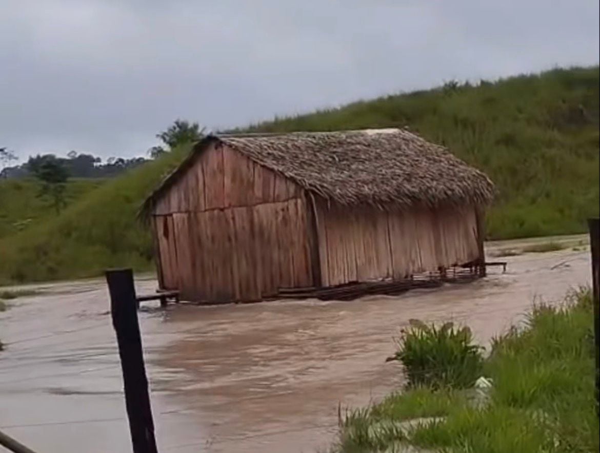 Enchente do Rio Murú atinge comunidade Ibuaçu e afeta mais de 100 famílias, que enfrentam alagamentos e prejuízos com a subida das águas.