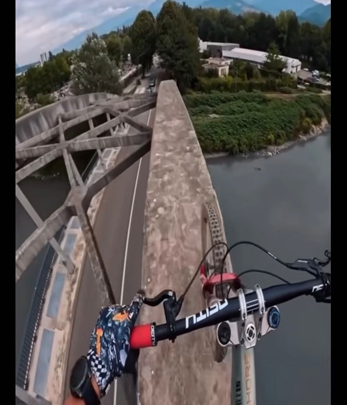 Vídeo mostra ciclistas atravessando ponte por trilho estreito e momento de tensão viraliza nas redes.