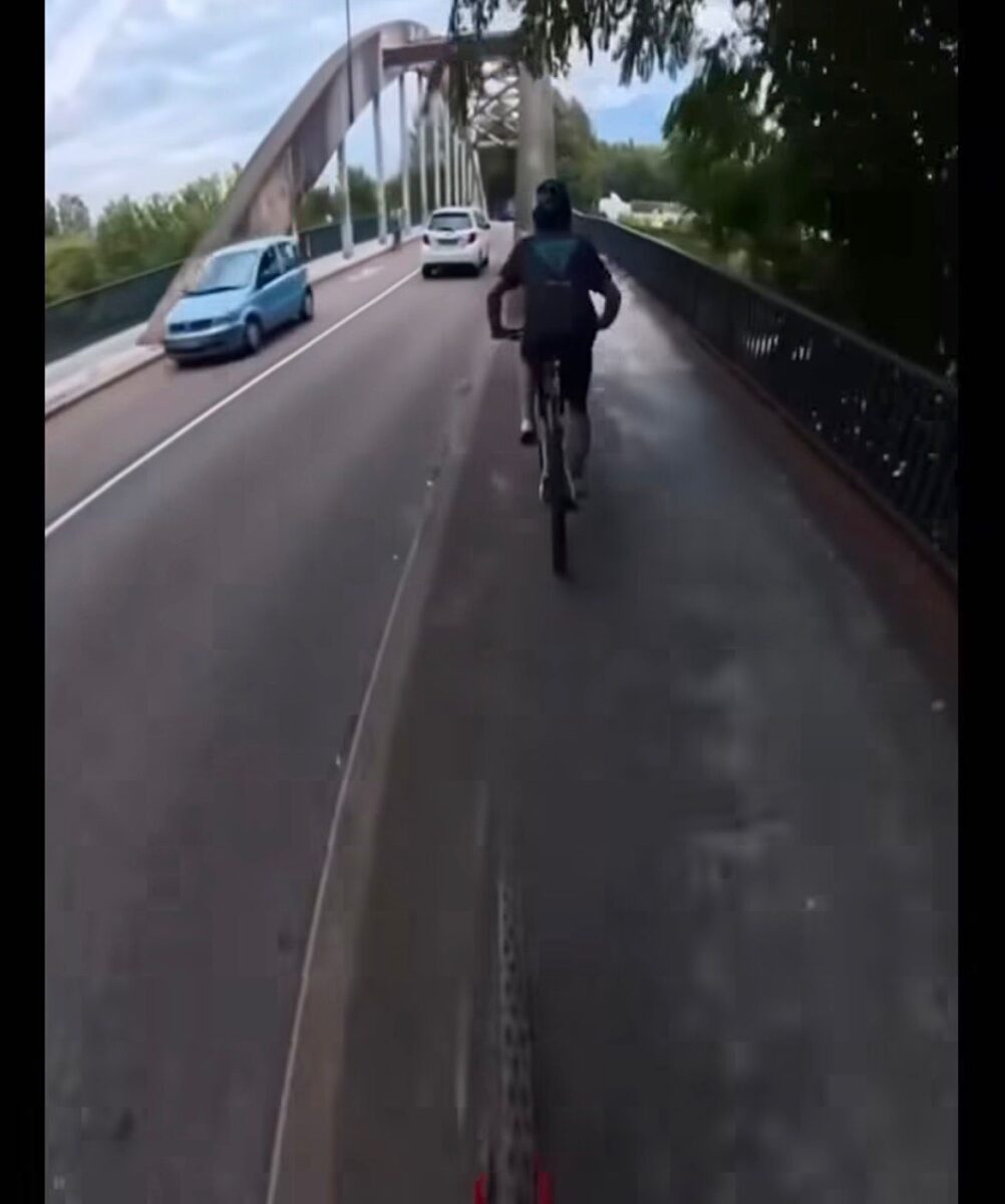 Vídeo mostra ciclistas atravessando ponte por trilho estreito e momento de tensão viraliza nas redes.