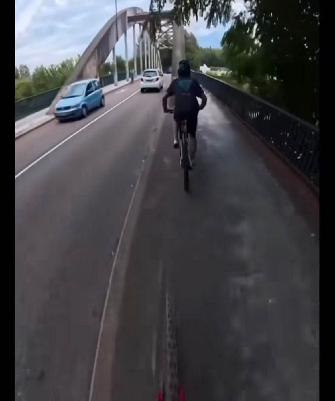 Vídeo mostra ciclistas atravessando ponte por trilho estreito e momento de tensão viraliza nas redes.