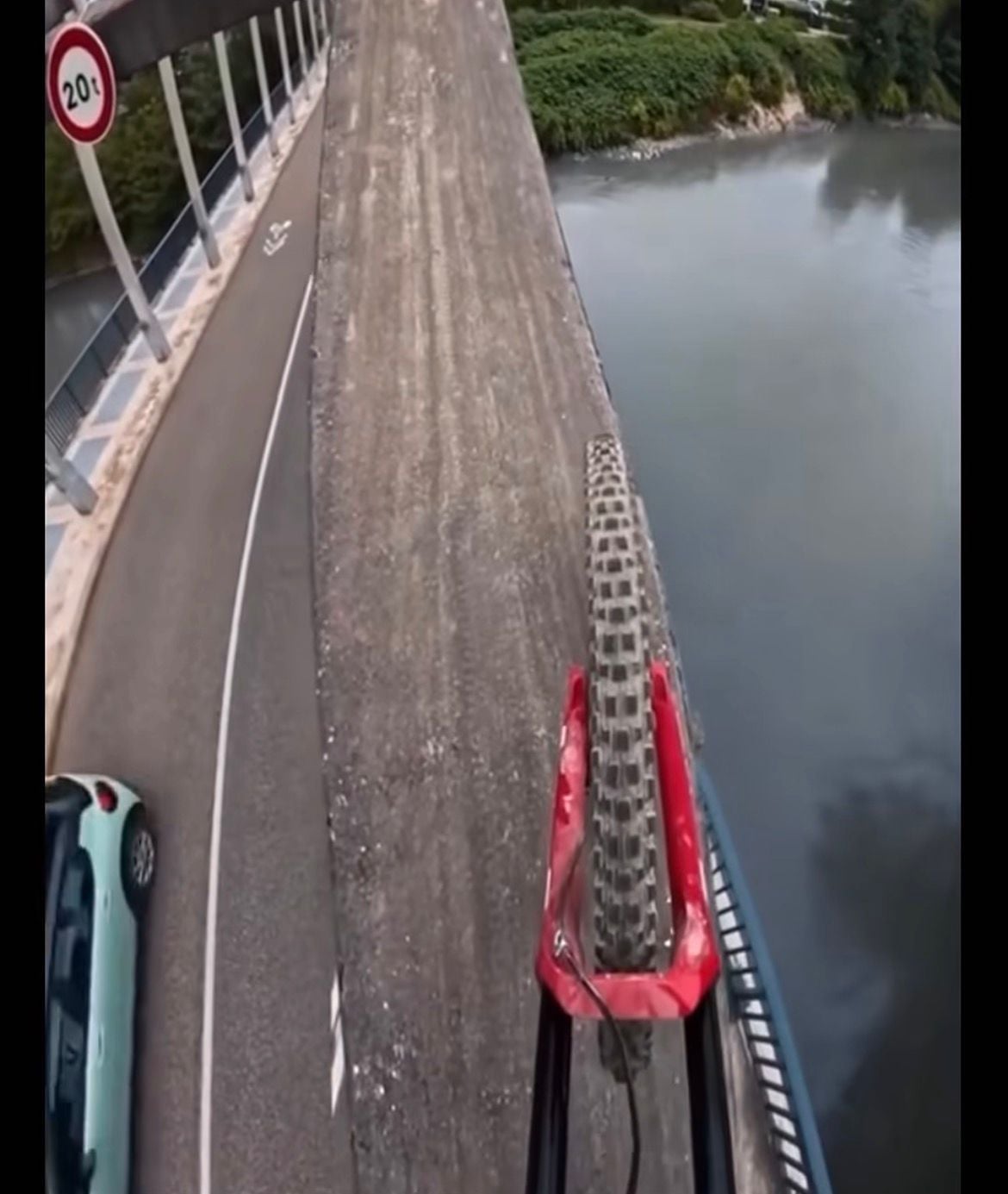 Vídeo mostra ciclistas atravessando ponte por trilho estreito e momento de tensão viraliza nas redes.