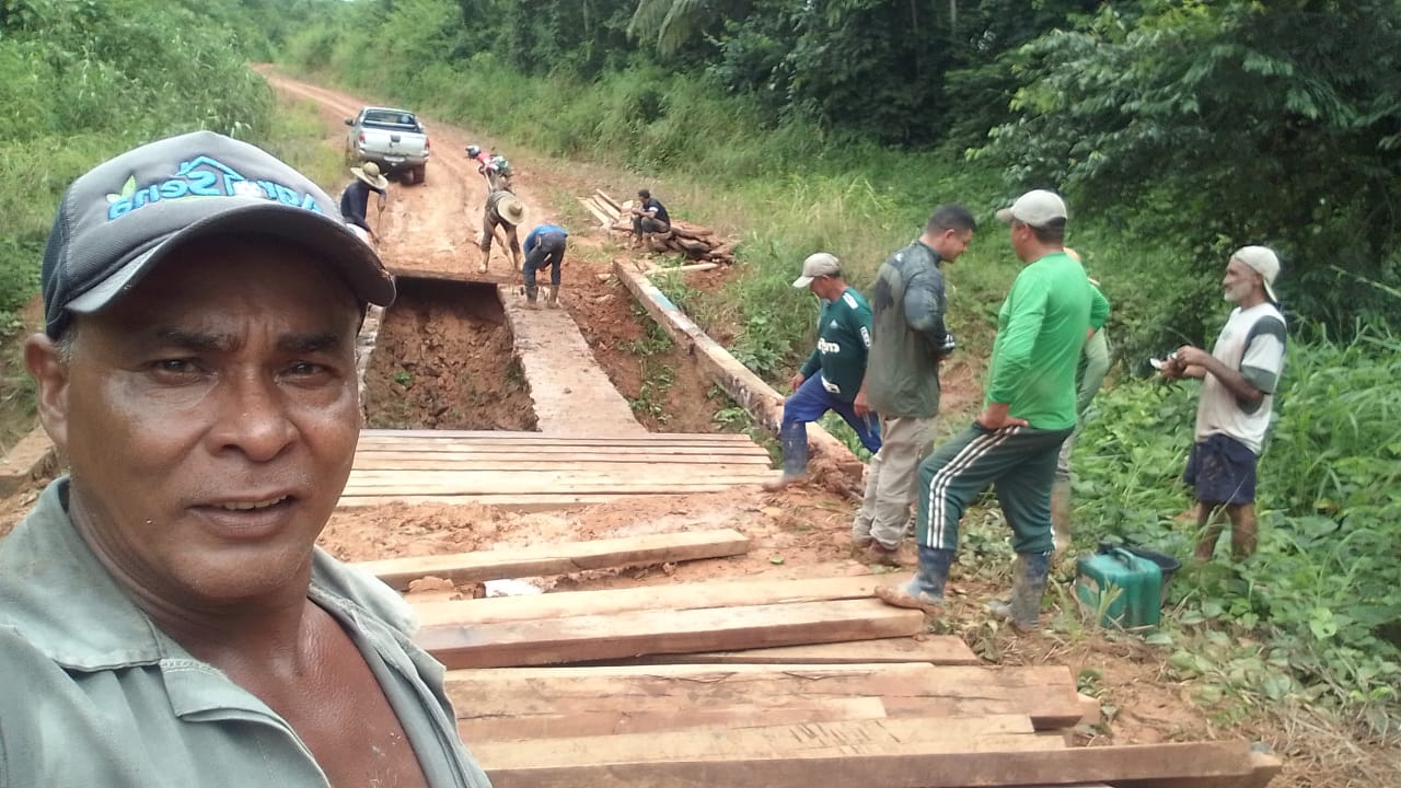 Moradores do km 17 do ramal do Cassirian constroem ponte por conta própria para garantir tráfego na região neste sábado.