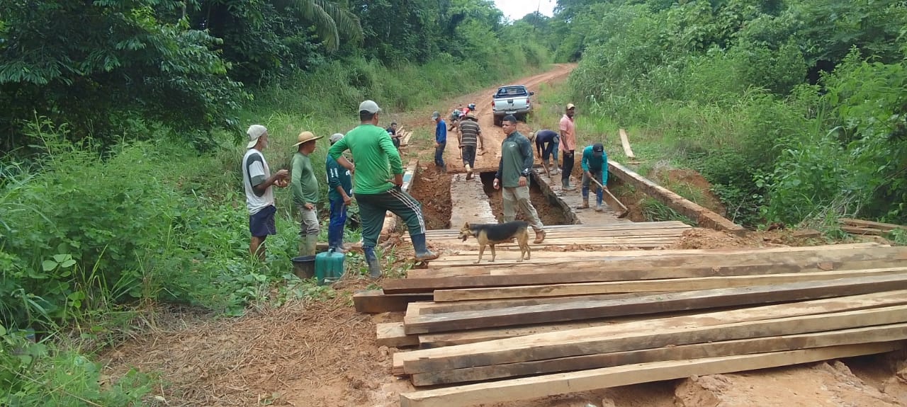 Moradores do km 17 do ramal do Cassirian constroem ponte por conta própria para garantir tráfego na região neste sábado.