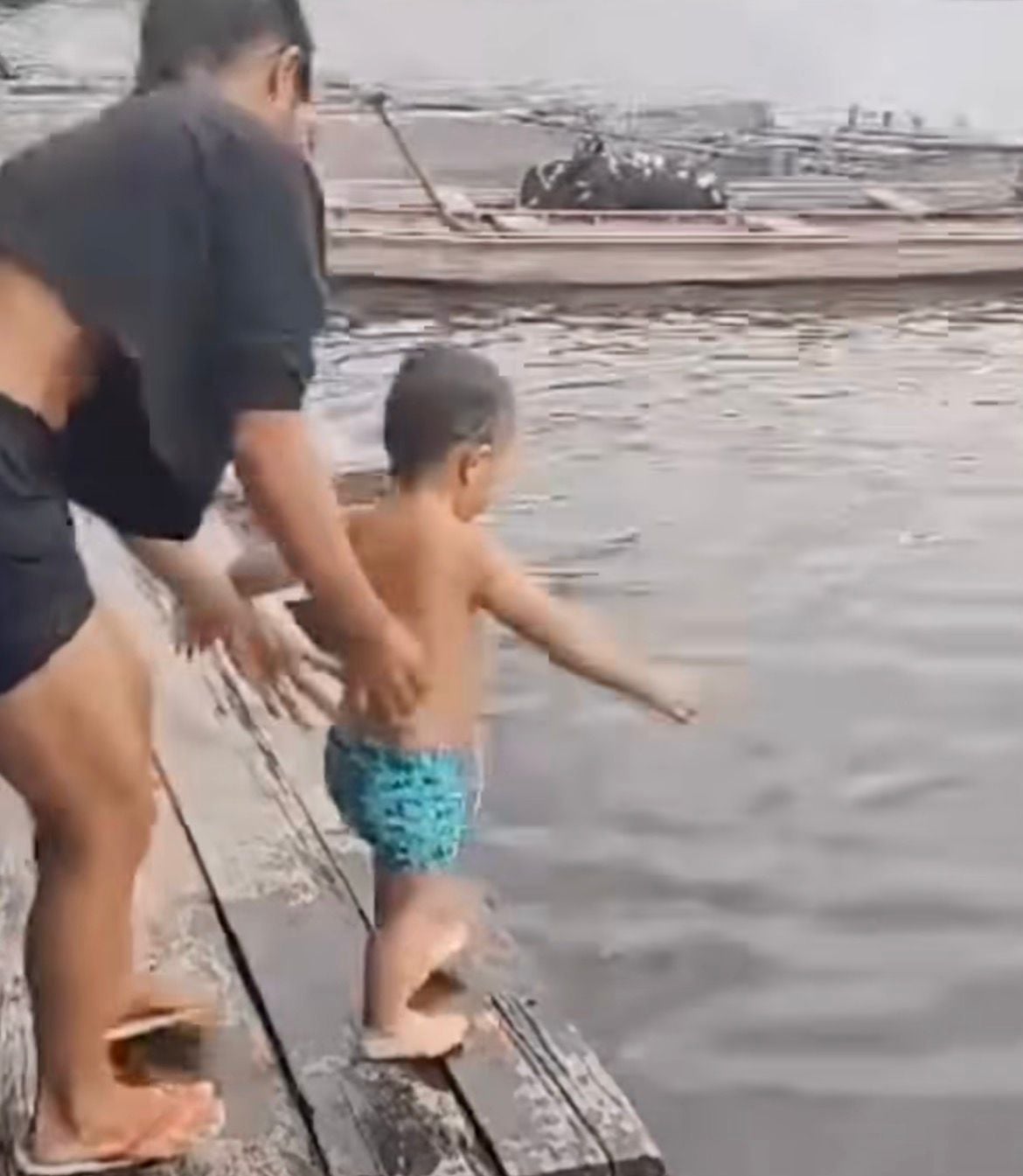 Vídeo mostra Levi, de 2 anos, nadando no Rio Urubu com habilidade e segurança. A cena viralizou e gerou milhares de comentários nas redes sociais.