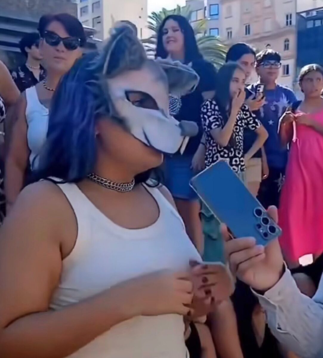 Jovens se reúnem em praça após convocação viral e encontro do movimento therian repercute nas redes sociais.