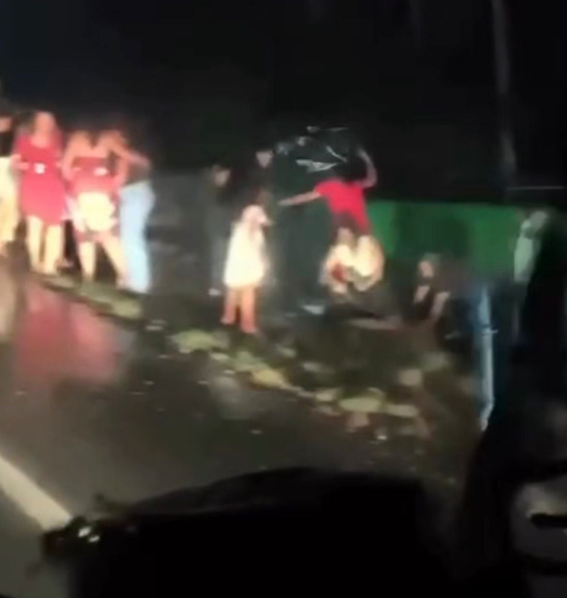 Micro-ônibus transportando fiéis capotou na BR-364 após colisão; 28 pessoas ficaram feridas e uma morreu.