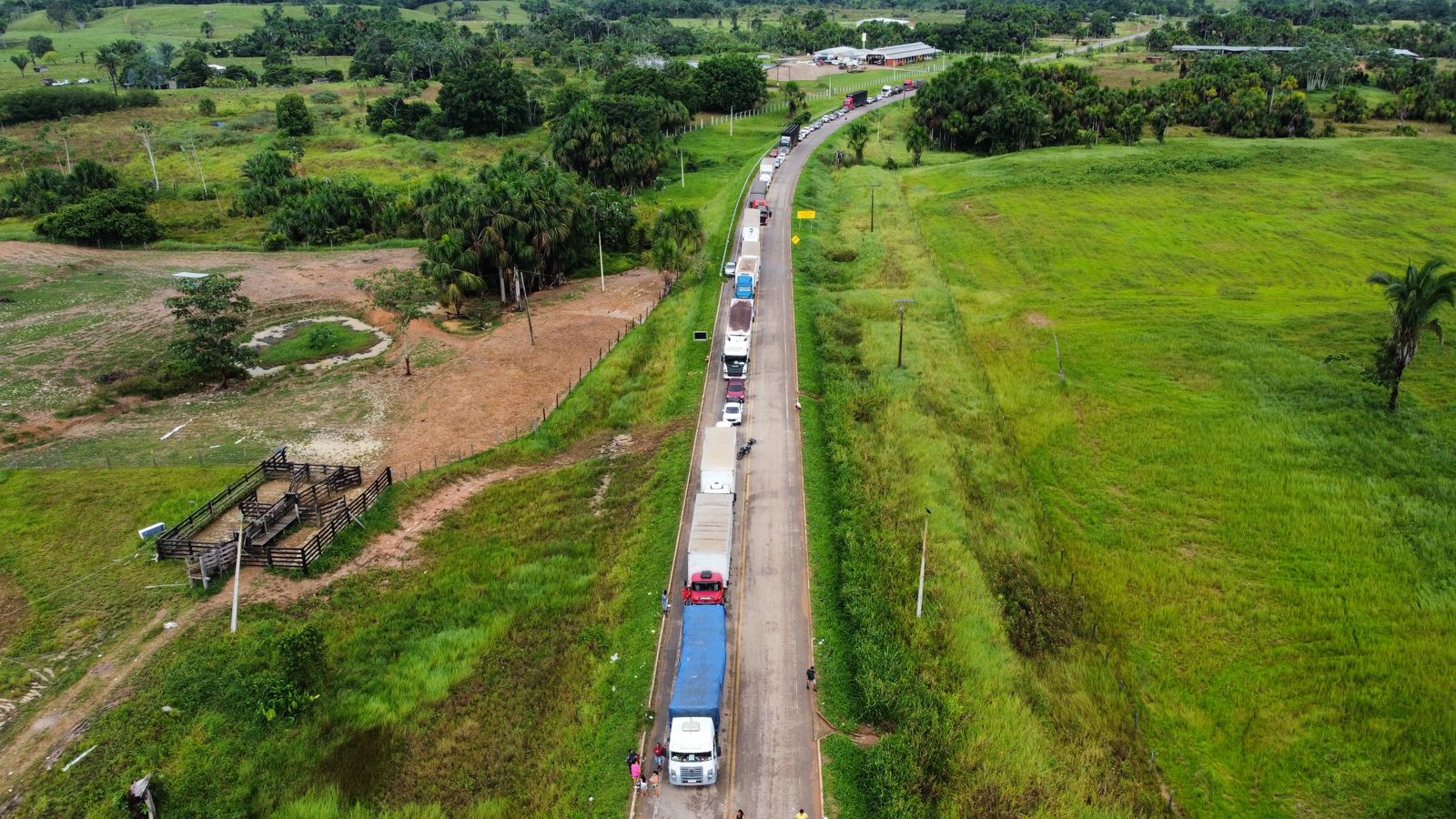 Rodovia é liberada às 17h após negociação entre manifestantes e Polícia Rodoviária Federal, encerrando bloqueio em Feijó (AC)