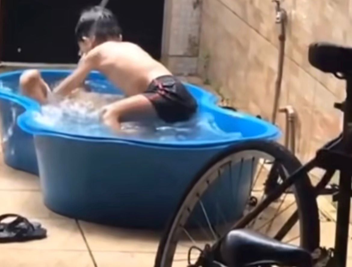 Cena de menino “batizando” amigo em piscina viraliza e emociona internautas nas redes sociais.