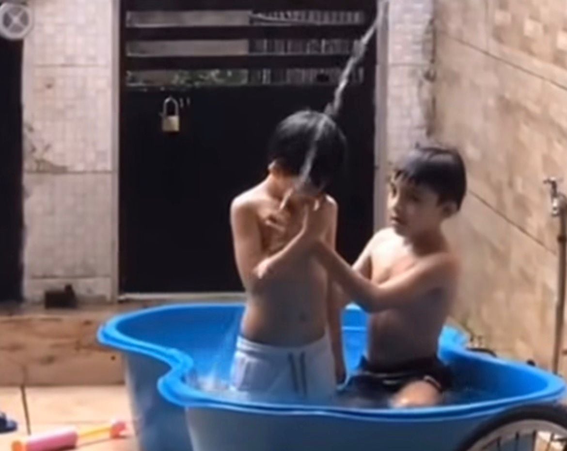 Cena de menino “batizando” amigo em piscina viraliza e emociona internautas nas redes sociais.