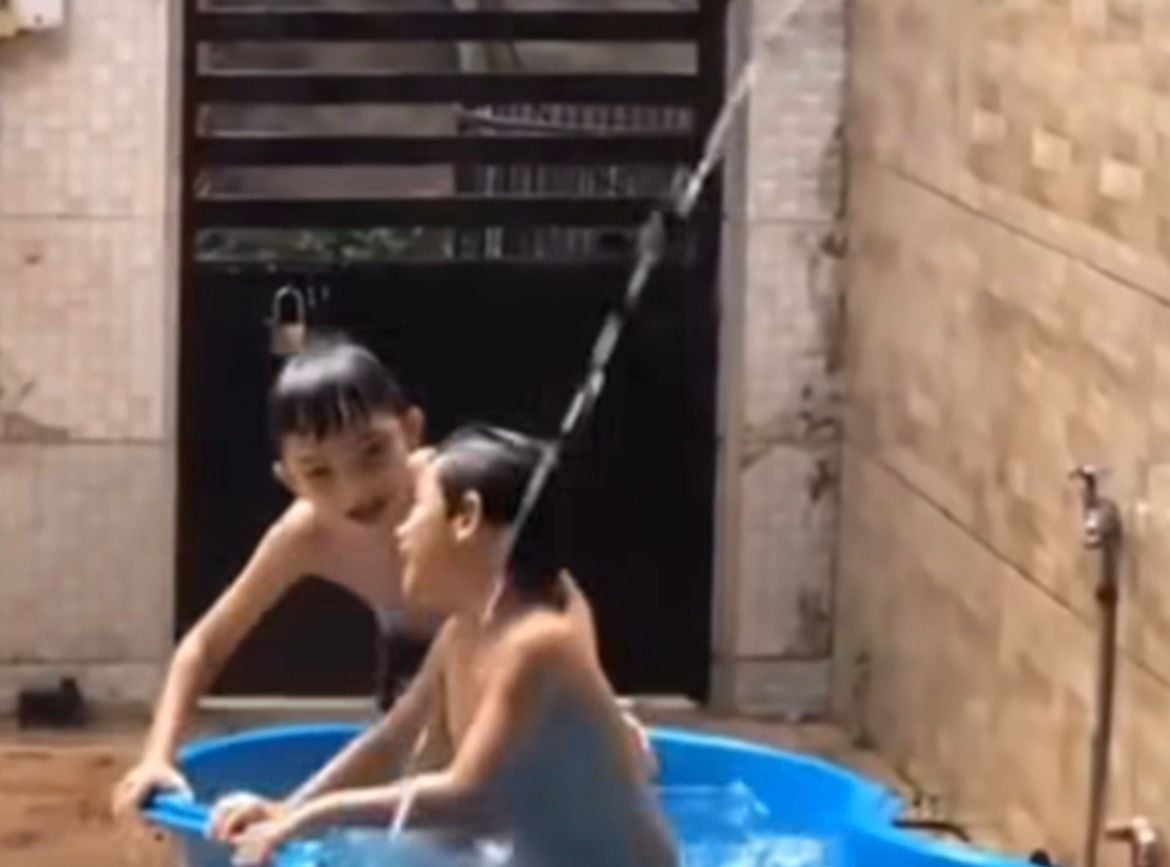 Cena de menino “batizando” amigo em piscina viraliza e emociona internautas nas redes sociais.
