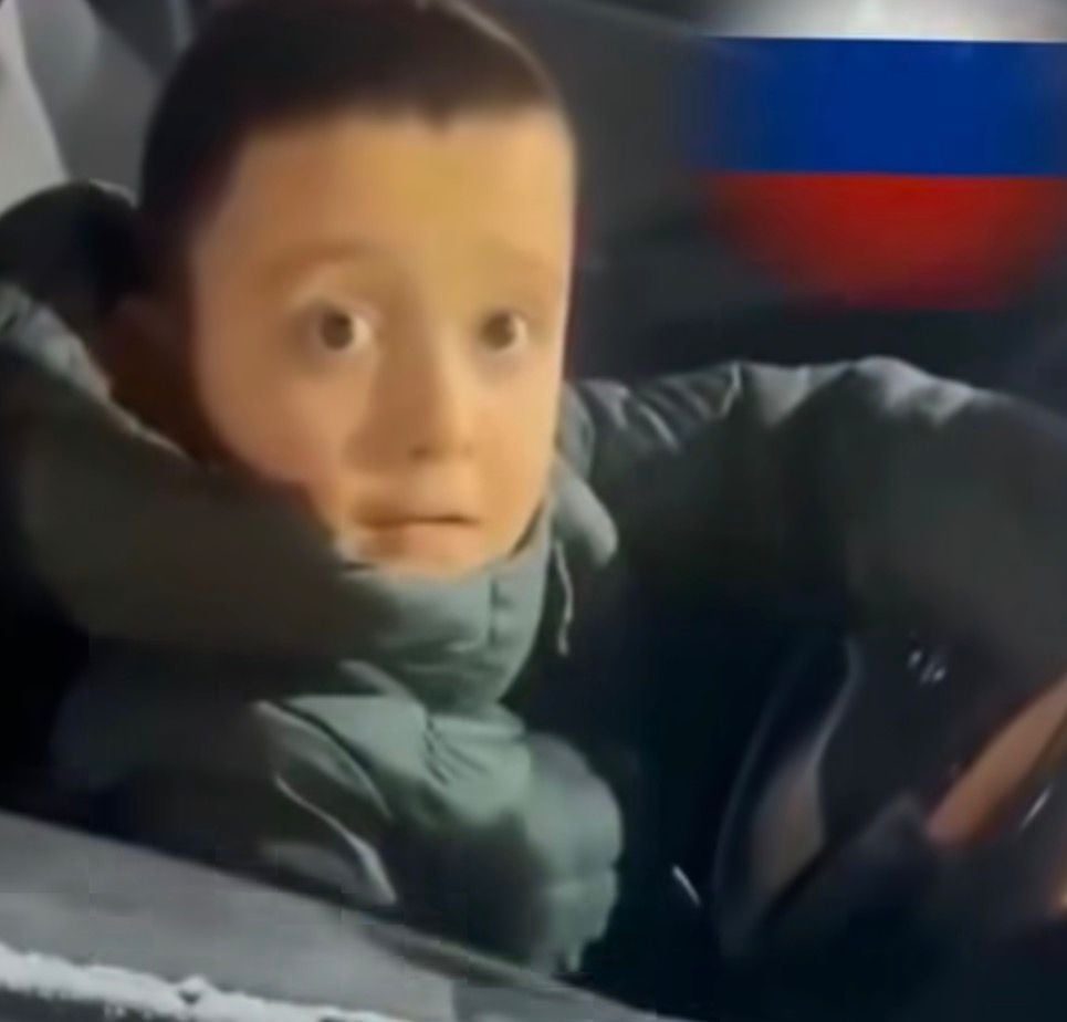 O caso aconteceu na Rússia e ganhou repercussão nas redes sociais pela reação tranquila do garoto durante a abordagem policial