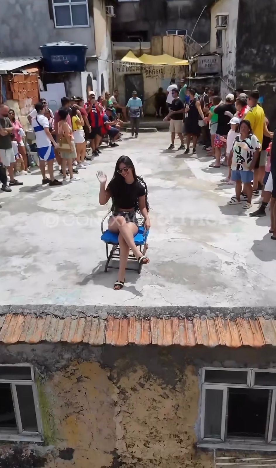 Turistas aguardam até duas horas e desembolsam até R$ 200 para gravar vídeos com drone em lajes da Rocinha; serviço viralizou nas redes sociais