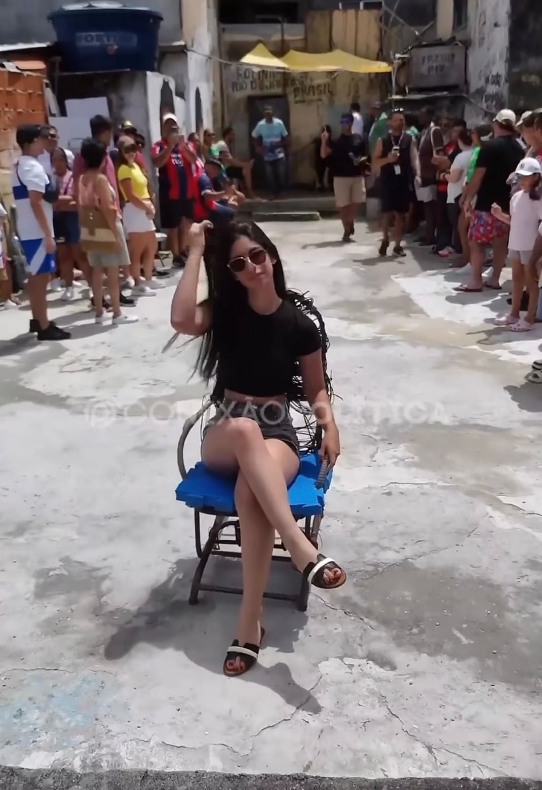 Turistas aguardam até duas horas e desembolsam até R$ 200 para gravar vídeos com drone em lajes da Rocinha; serviço viralizou nas redes sociais