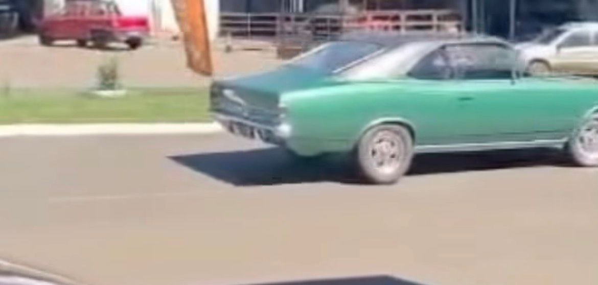 Motorista chamou atenção ao sair acelerando de borracharia sem notar viatura da PM logo atrás; cena inusitada foi registrada em Curitibanos.