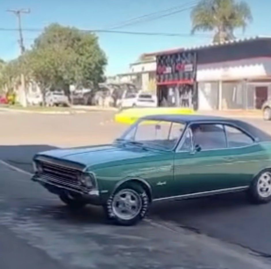 Motorista chamou atenção ao sair acelerando de borracharia sem notar viatura da PM logo atrás