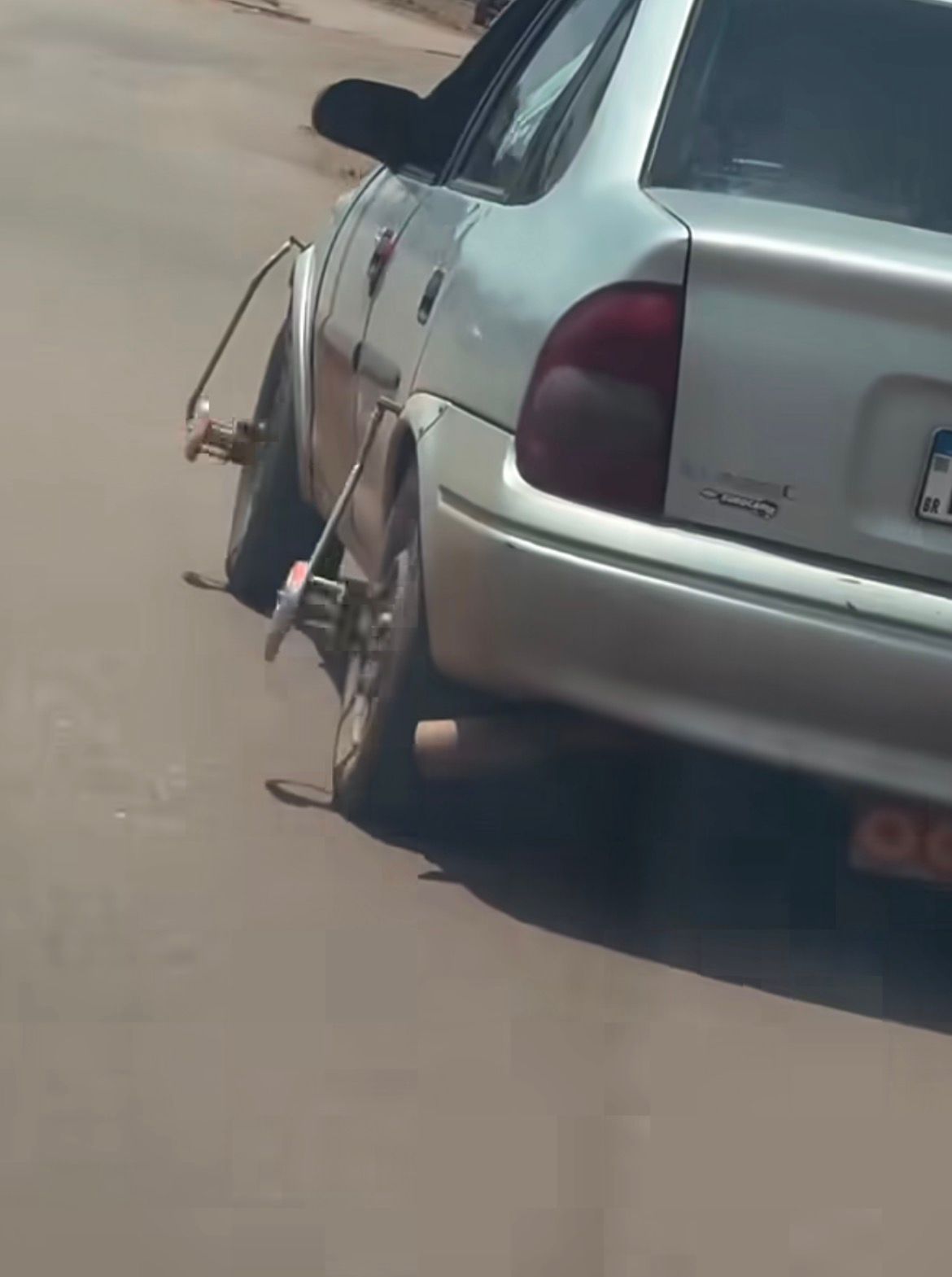 Vídeo gravado em Parauapebas mostra Corsa com sistema de calibragem automática típico de veículos pesados e gera repercussão bem-humorada na internet.