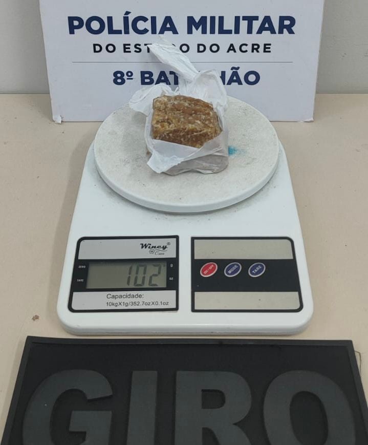 PM apreende 102 gramas de cocaína com adolescente durante patrulhamento no bairro Bom Sucesso, em Sena Madureira, na noite de domingo.