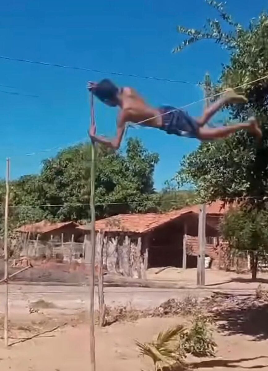 Jovem viraliza ao treinar salto com vara e sonha em se tornar atleta profissional com apoio da mãe.