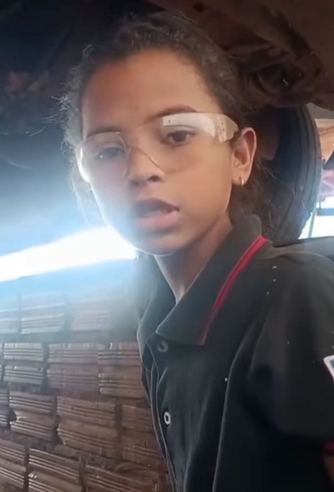 Ana Beatriz, do interior do Maranhão, viraliza ao mostrar rotina como mecânica e dar dicas sobre troca de óleo e cuidados com filtro.