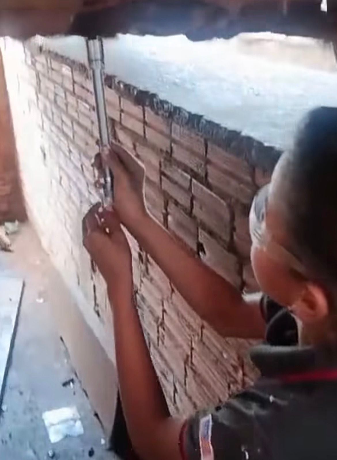 Ana Beatriz, do interior do Maranhão, viraliza ao mostrar rotina como mecânica e dar dicas sobre troca de óleo e cuidados com filtro.