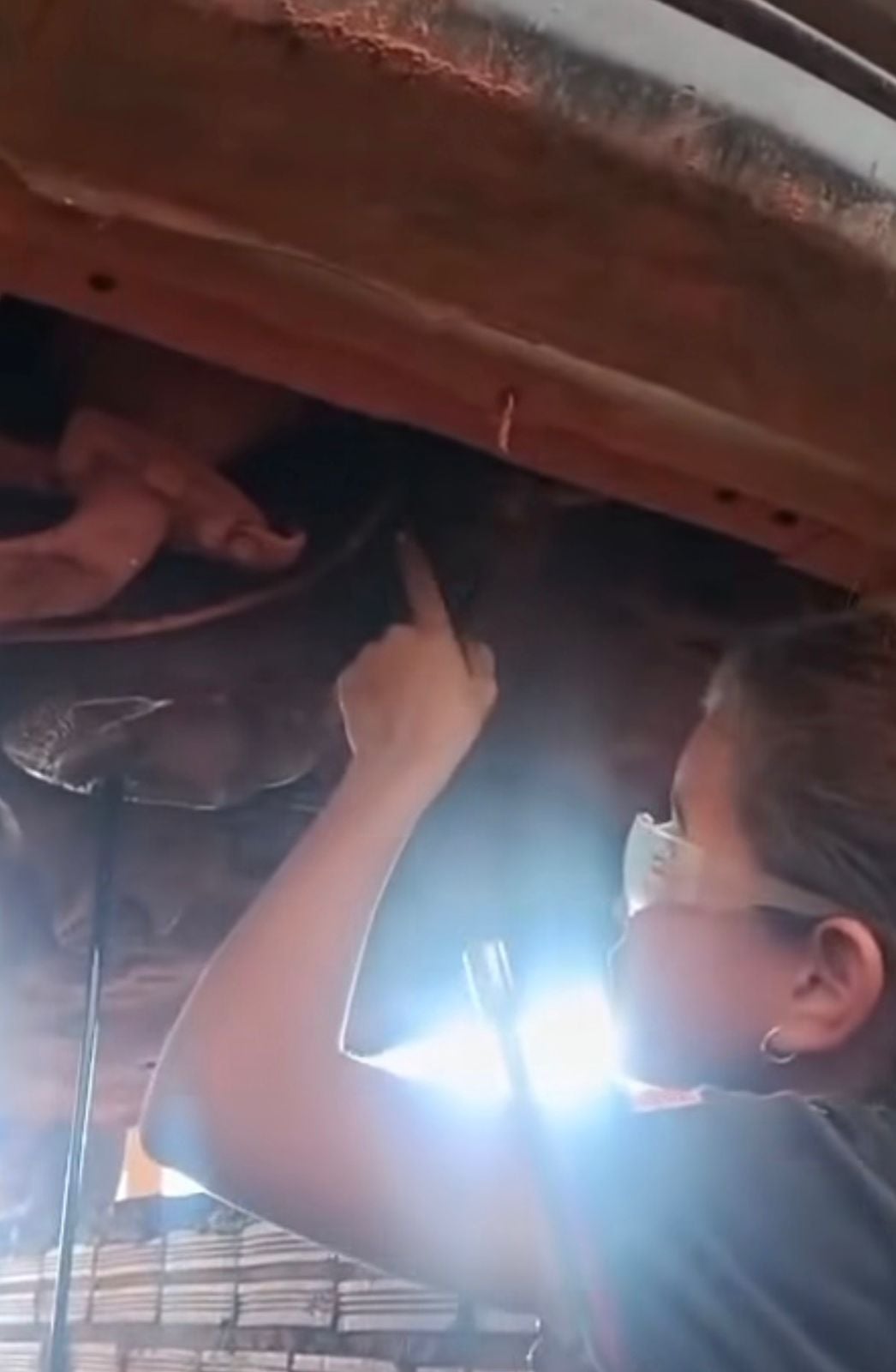 Ana Beatriz, do interior do Maranhão, viraliza ao mostrar rotina como mecânica e dar dicas sobre troca de óleo e cuidados com filtro.