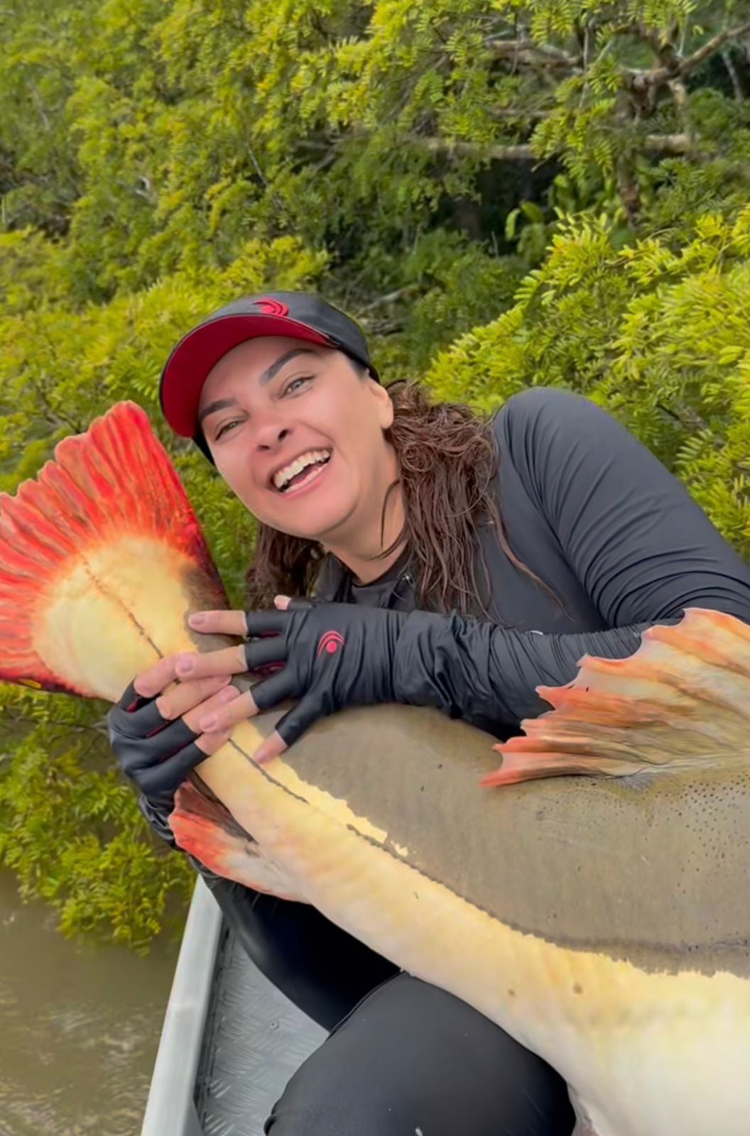 Nil Viana mostra pirarara gigante e explica som curioso do peixe, que vibra músculos ligados à bexiga natatória.