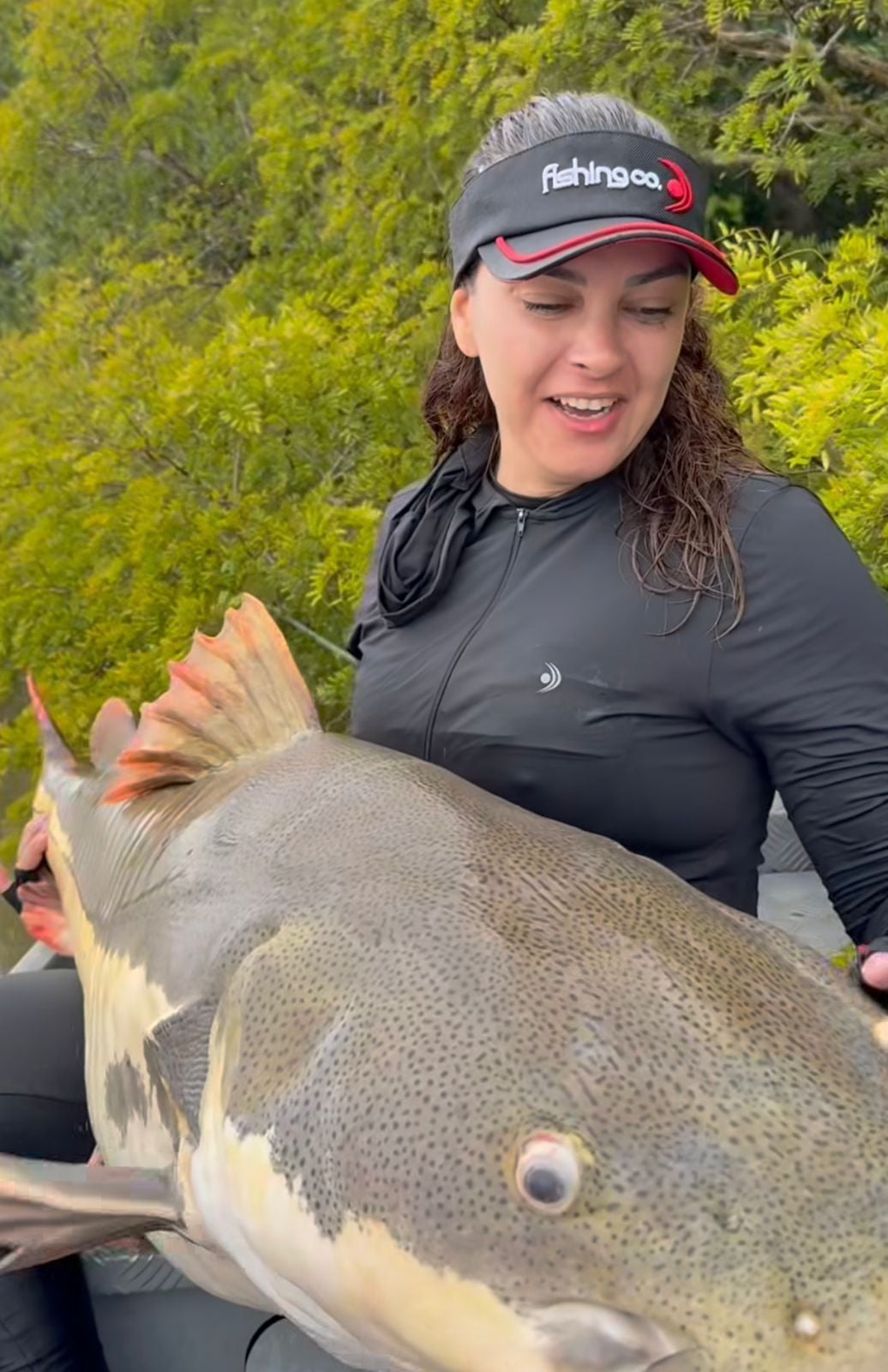 Nil Viana mostra pirarara gigante e explica som curioso do peixe, que vibra músculos ligados à bexiga natatória.
