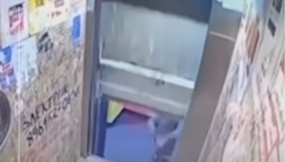 Elevador desce com porta aberta logo após jovem sair da cabine. Caso levanta alerta sobre falhas técnicas e manutenção preventiva.