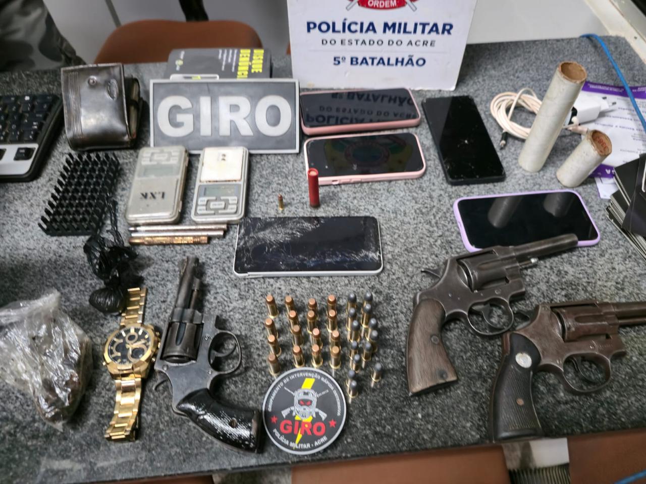 PM desarticula reunião de facção, apreende armas e drogas e conduz suspeitos à delegacia; um tinha mandado em aberto e outro usava tornozeleira.