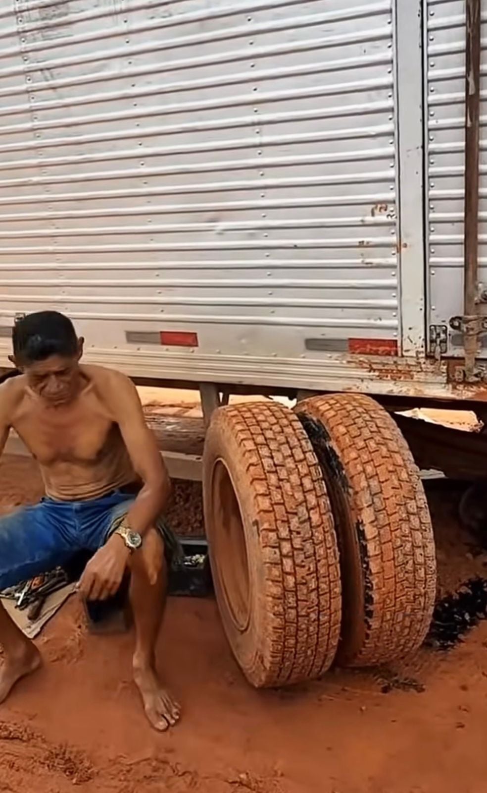 Naturalista emprestou conexão via satélite para motorista pedir socorro enquanto documenta realidade da Transamazônica