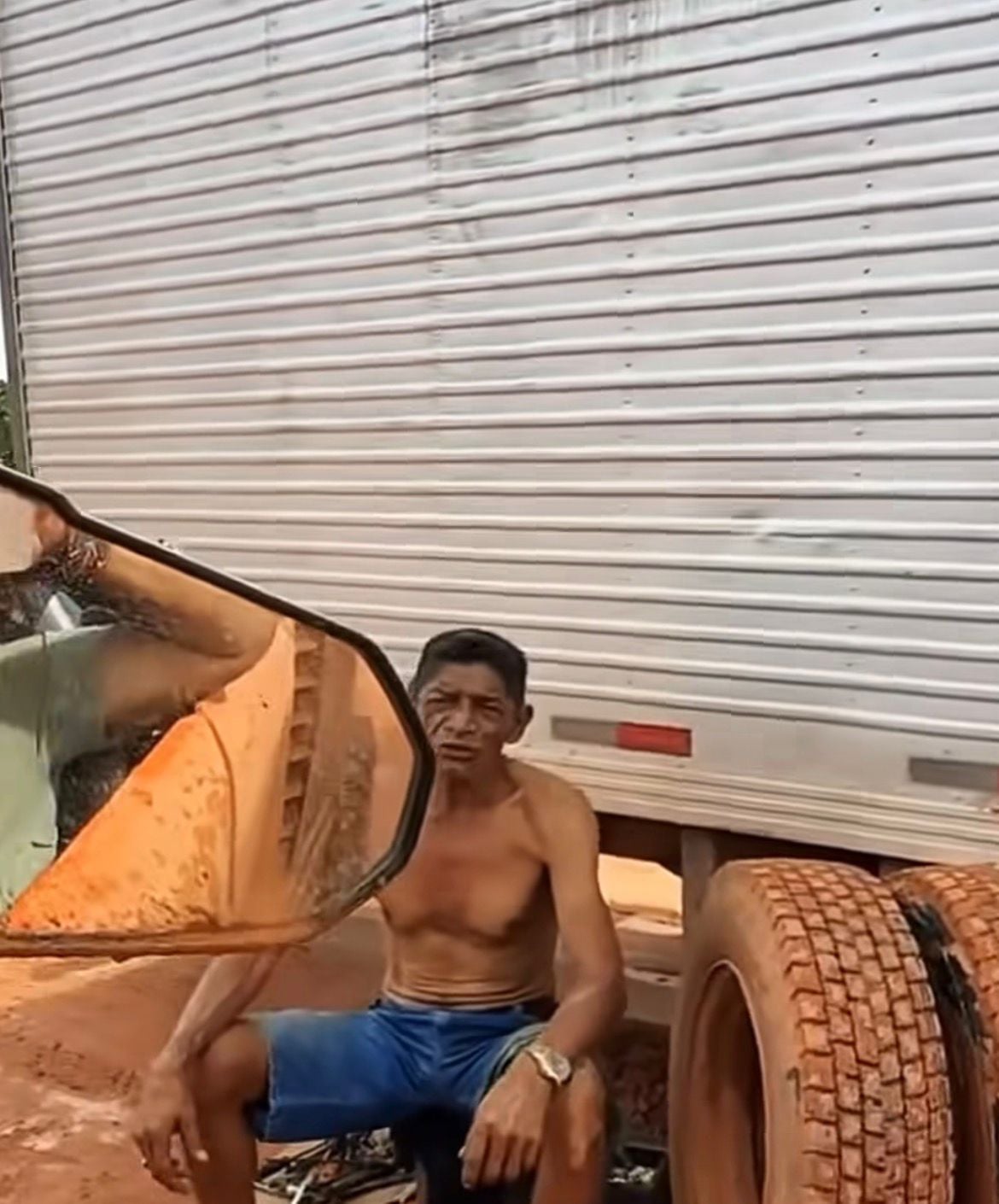 Richard Rasmussen emprestou conexão via satélite para motorista pedir socorro enquanto documenta realidade da Transamazônica