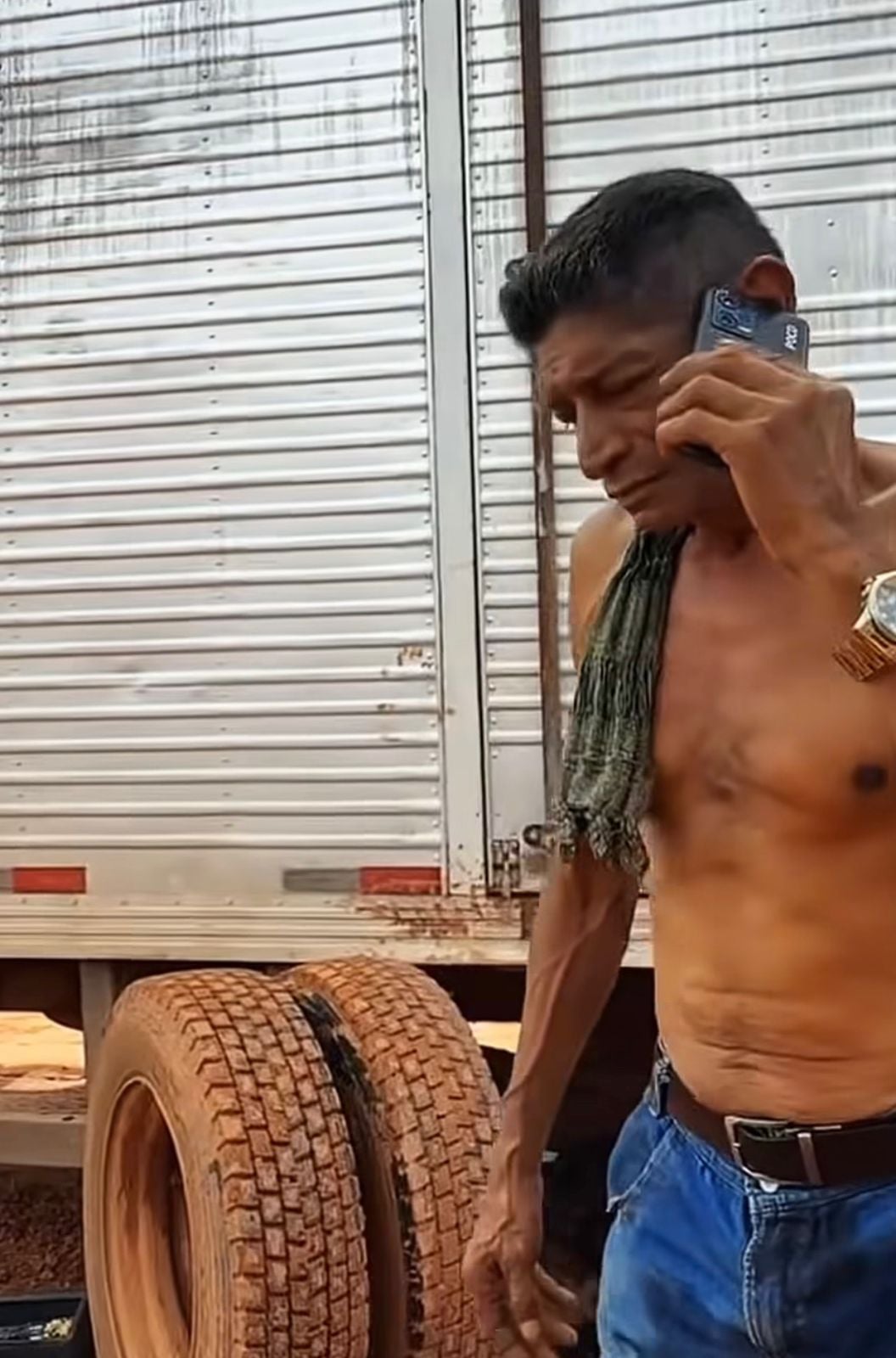 Naturalista emprestou conexão via satélite para motorista pedir socorro enquanto documenta realidade da Transamazônica