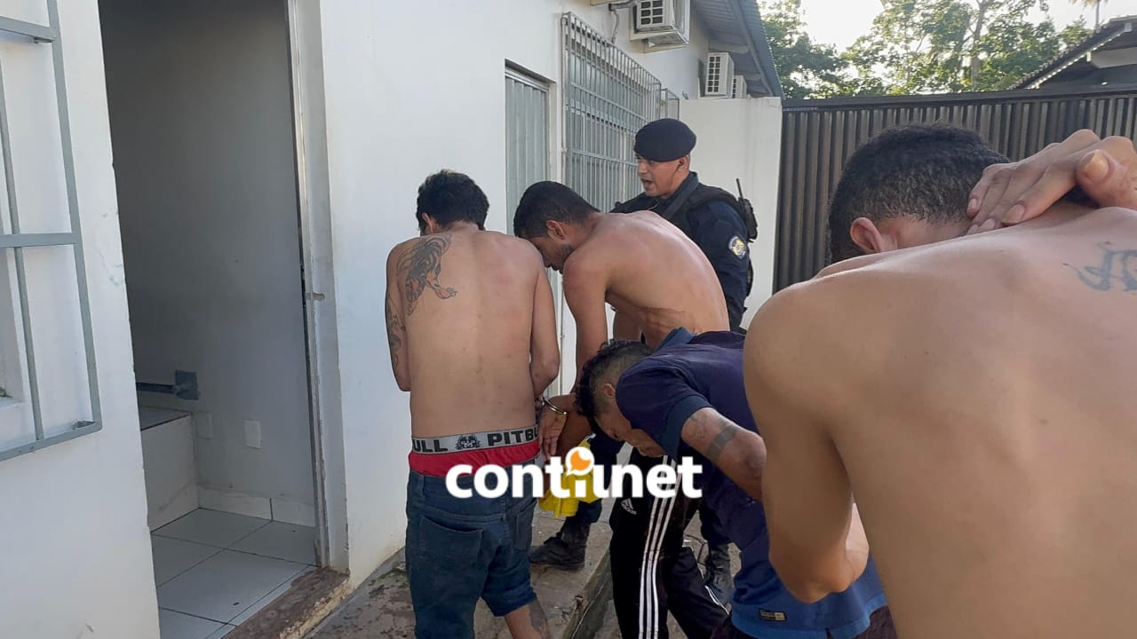 Grupo foi flagrado embalando entorpecentes; um dos detidos resistiu à prisão e tentou destruir celular.