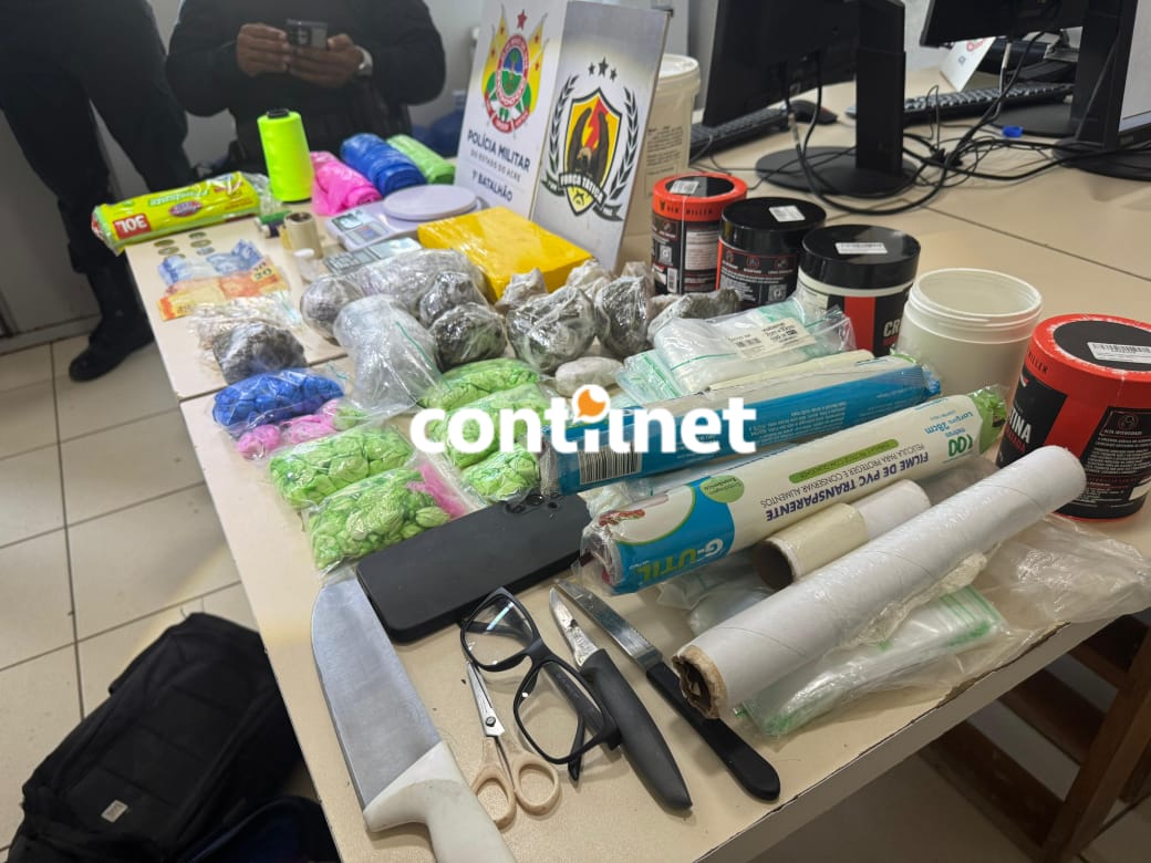 Grupo foi flagrado embalando entorpecentes; um dos detidos resistiu à prisão e tentou destruir celular.