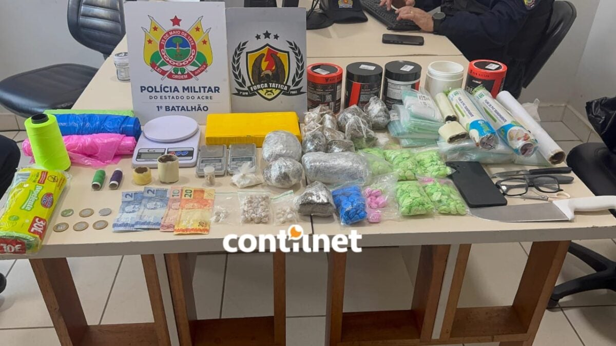 Grupo foi flagrado embalando entorpecentes; um dos detidos resistiu à prisão e tentou destruir celular.