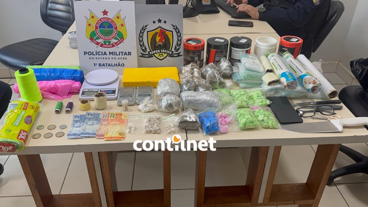 Grupo foi flagrado embalando entorpecentes; um dos detidos resistiu à prisão e tentou destruir celular.