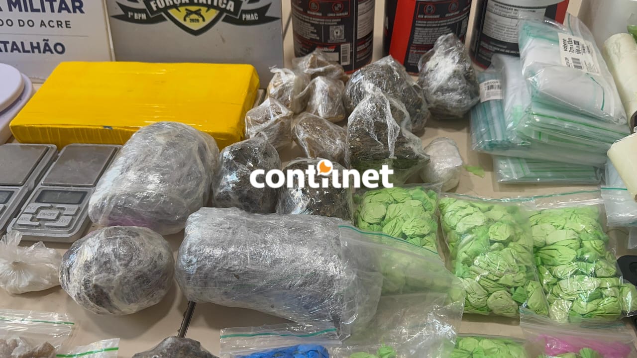 Grupo foi flagrado embalando entorpecentes; um dos detidos resistiu à prisão e tentou destruir celular.