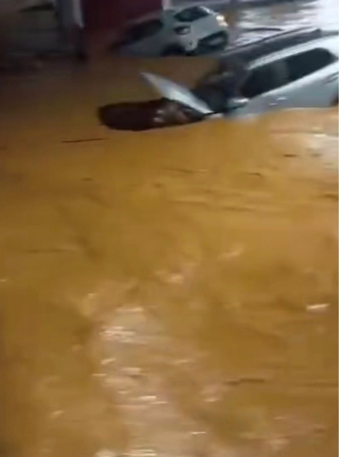 Chuvas intensas provocaram ao menos 22 mortes, deixaram dezenas de desaparecidos e centenas de desabrigados. Aulas foram suspensas, e equipes seguem em buscas por vítimas soterradas.