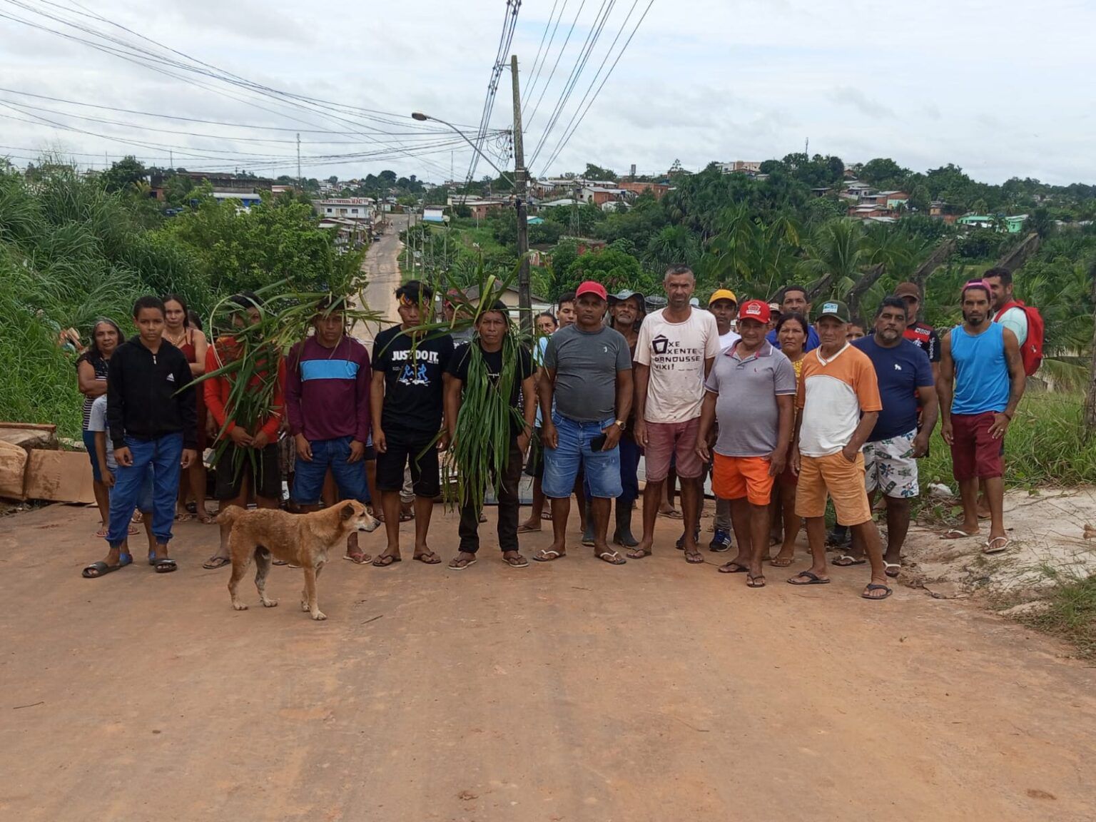 Moradores comemoram reabertura do acesso utilizado há mais de 60 anos e aguardam inspeção judicial marcada para esta terça-feira (25).
